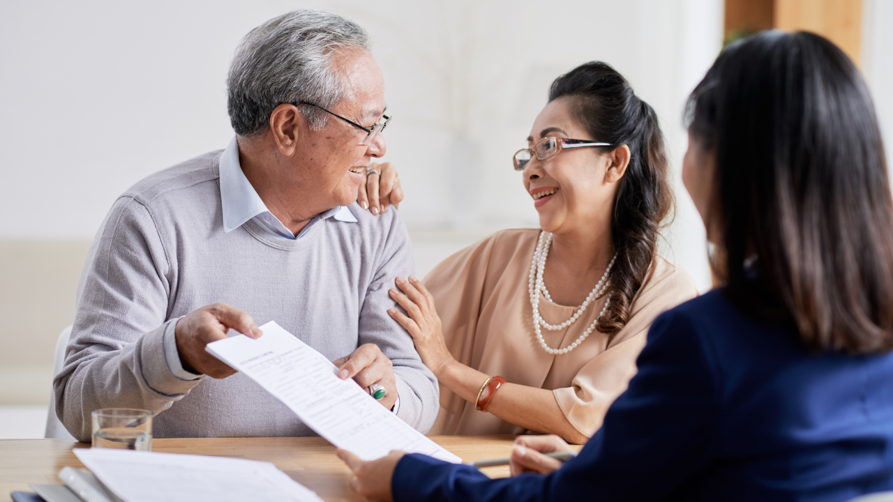 How Much Does Insurance Pay For Assisted Living? Seniors meet with consultant to discuss care costs.
